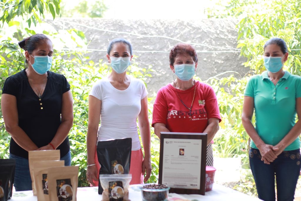 Las Marías, grupo comunitario de mujeres que produce café de “Mojote” 