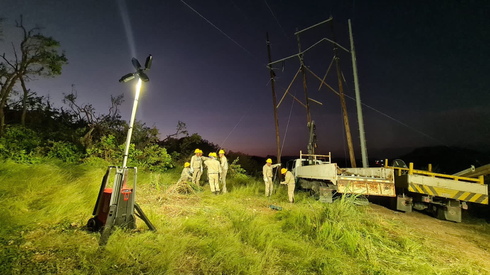 La CFE ha restablecido el suministro eléctrico al 84% de los usuarios afectados por el huracán Roslyn.