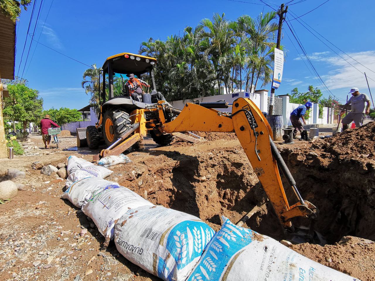 Avanza rehabilitación de líneas de agua potable en calle Pedro Moreno