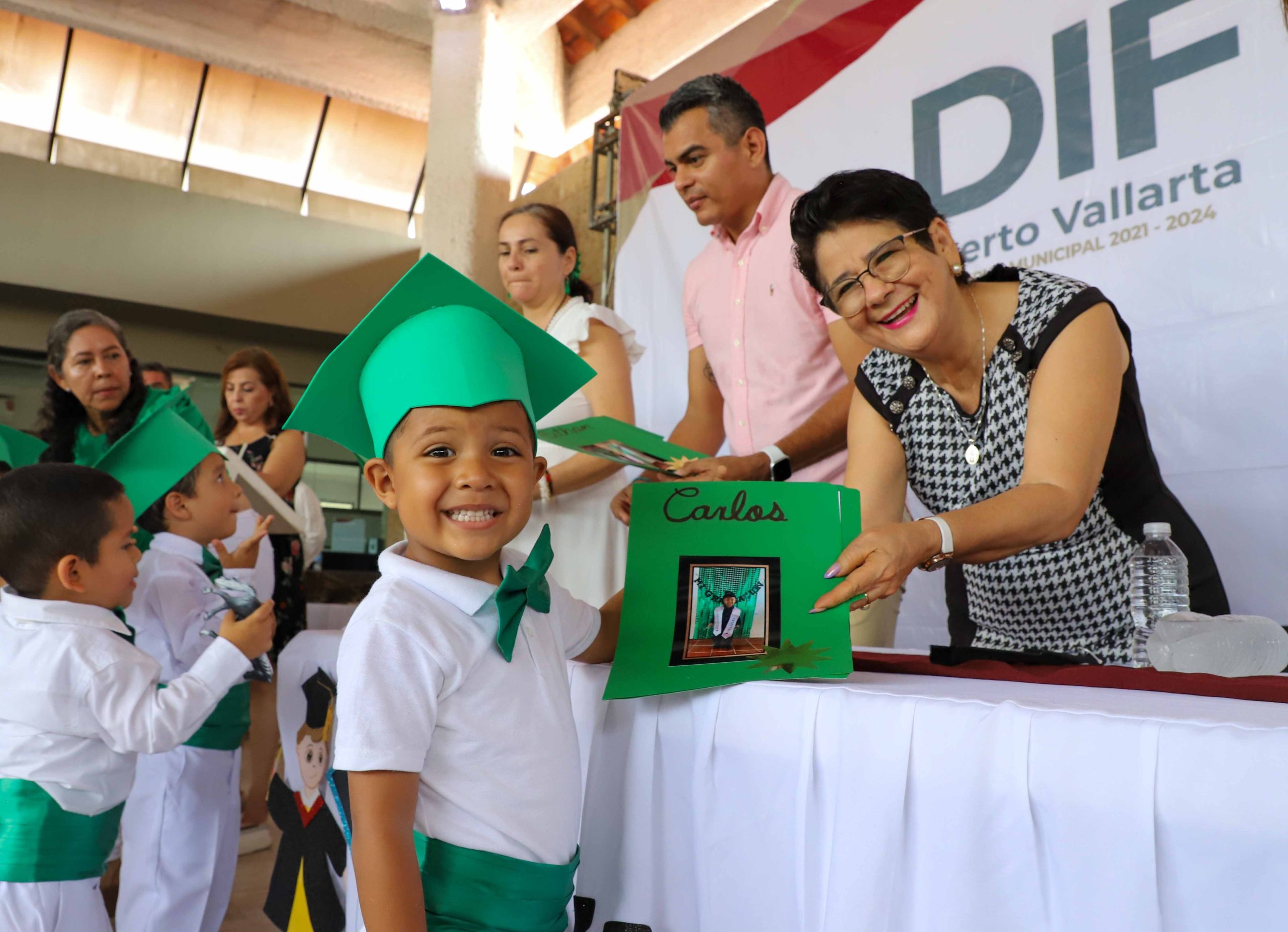 Becarios de DIF se graduaron de los CADI´s