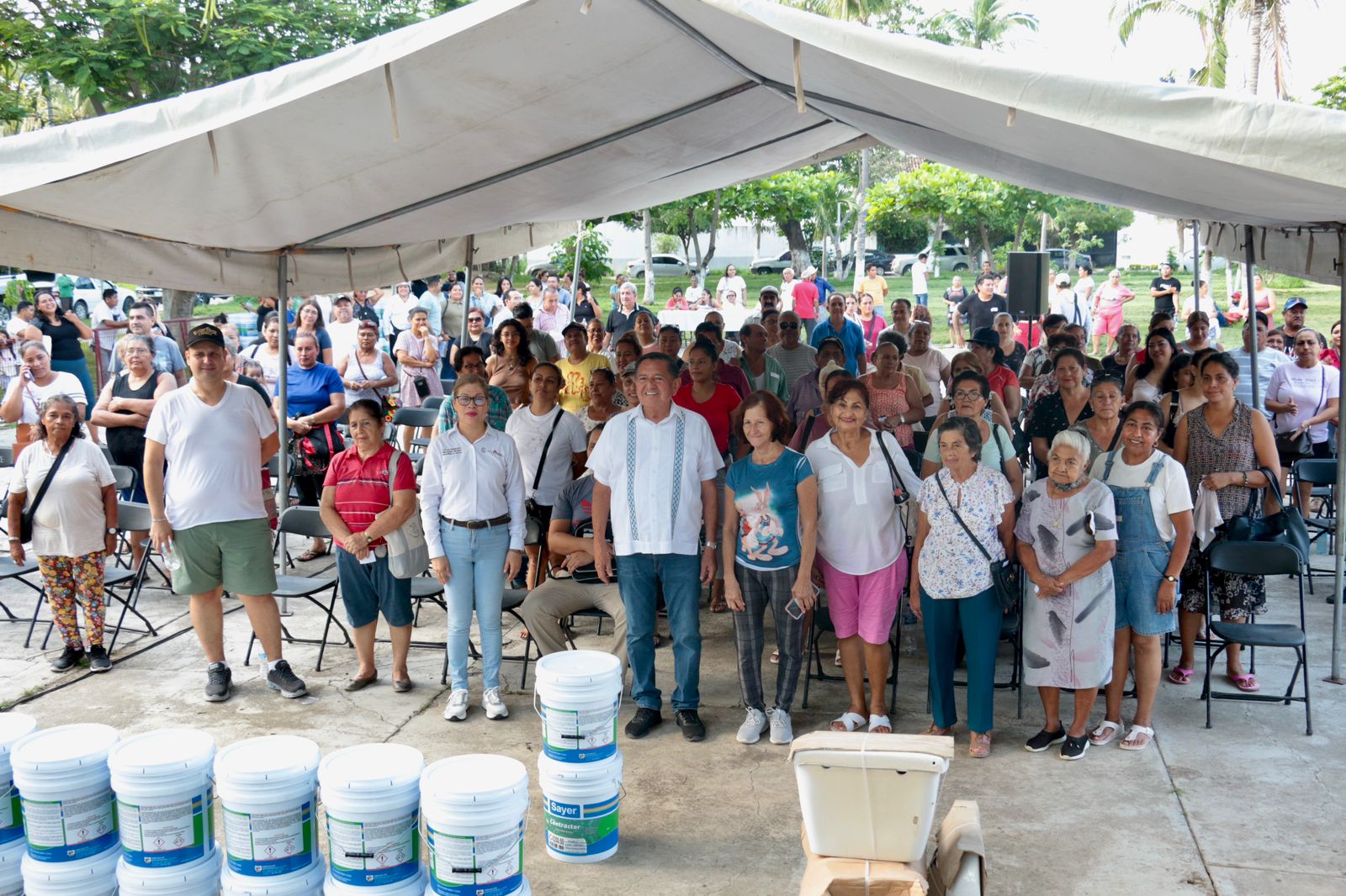 Apoya el Profe Michel a 2,200 familias con materiales para su vivienda