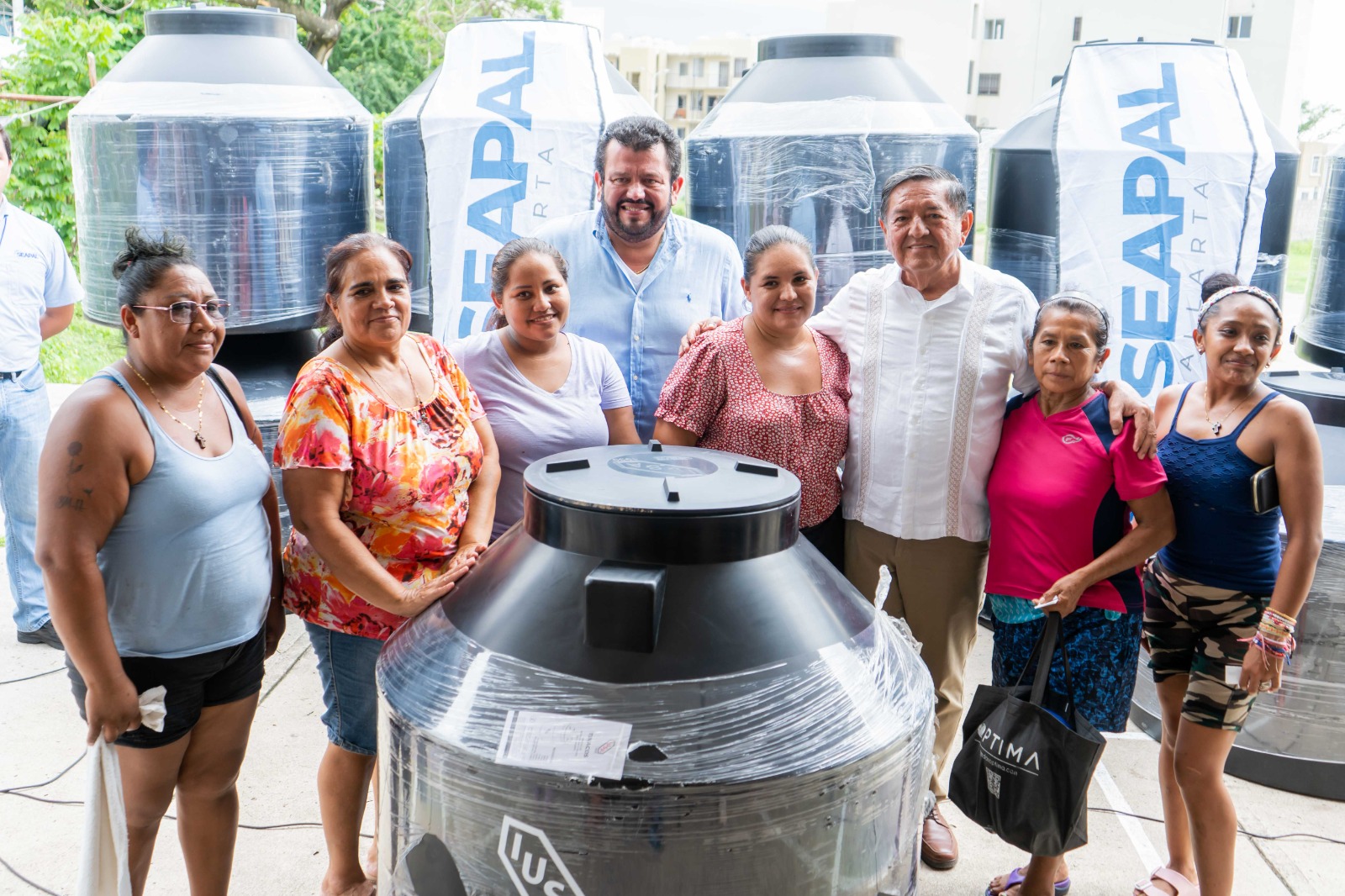 Realiza alcalde entrega de tinacos en parte alta de El Pitillal