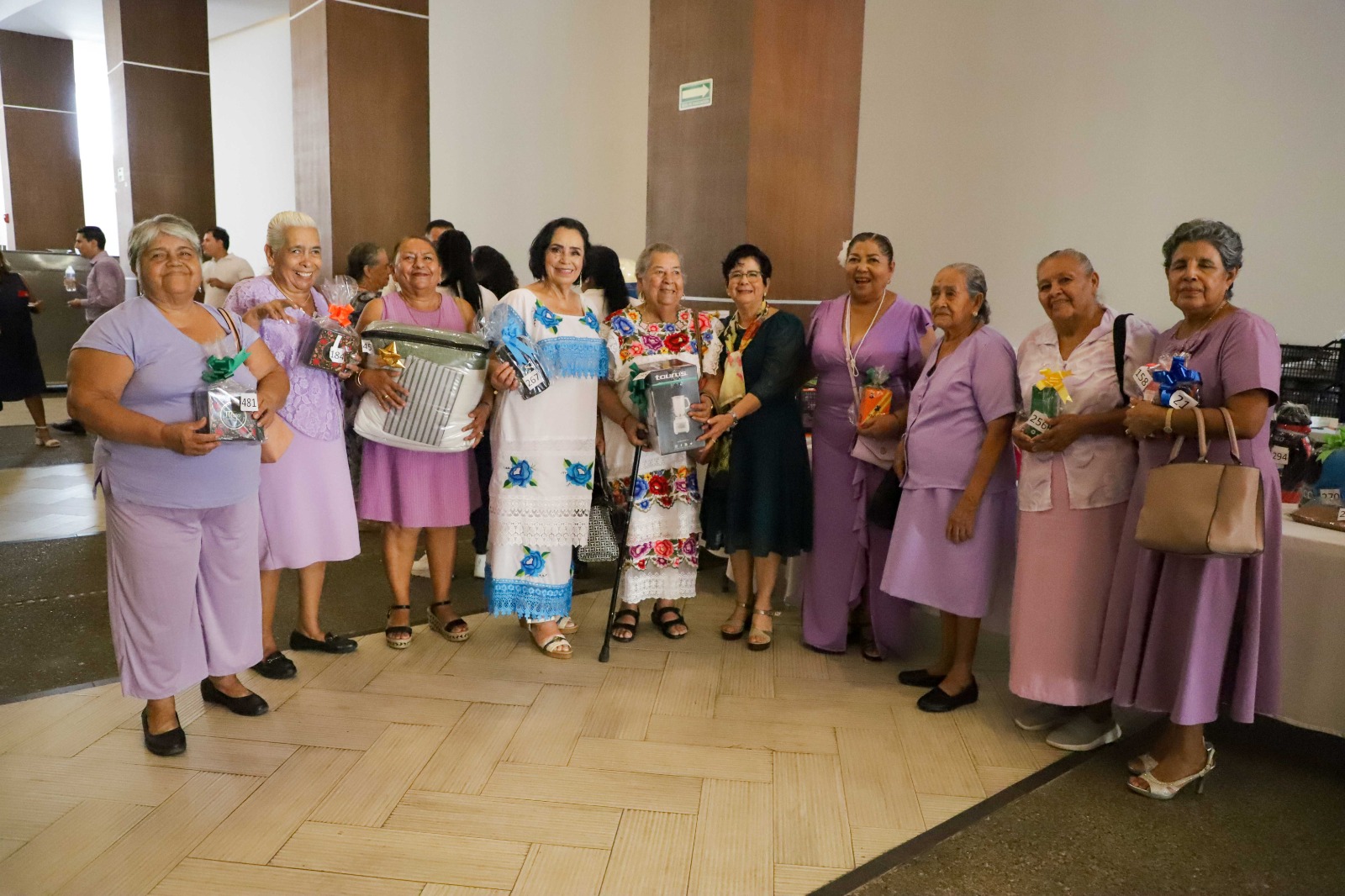 Reconoce DIF a adultos mayores con tradicional “Cana al Aire”