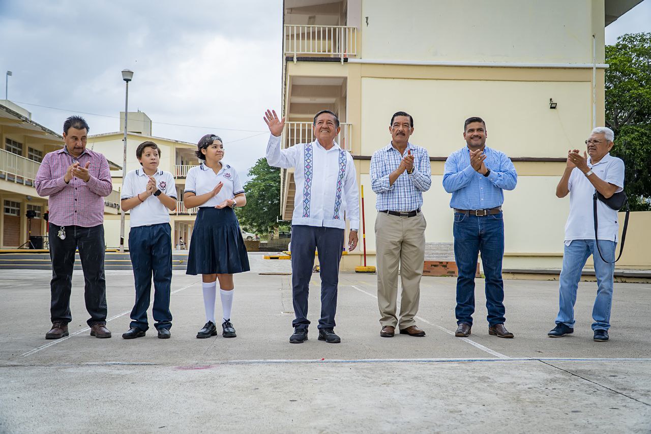 Reconocen el compromiso del Profe Michel con la educación