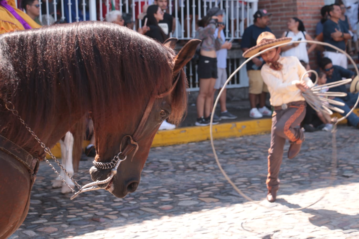 Puerto Vallarta se engalana con el tradicional desfile charro