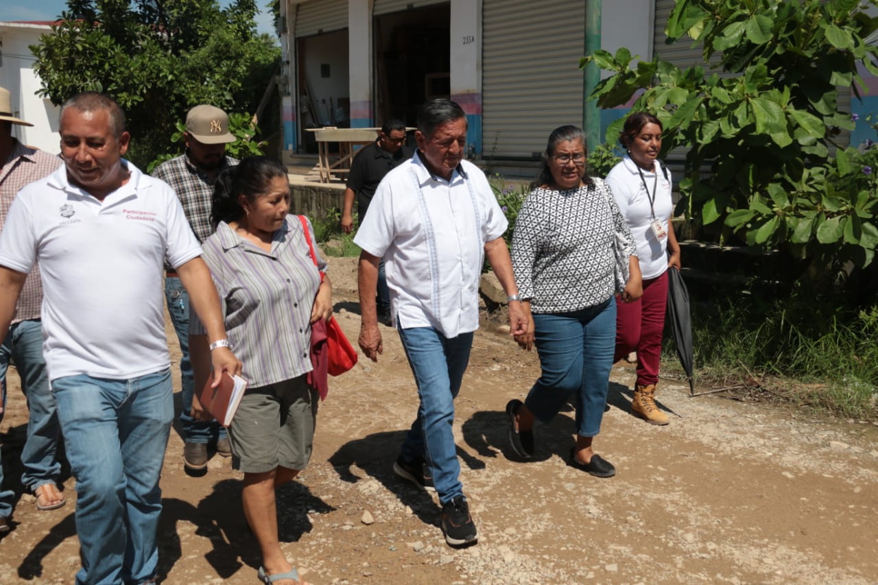 Atiende Profe Michel rezagos en colonias