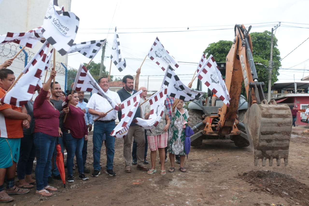 Arranca el Profe Michel obra de pavimentación de calles en Las Juntas