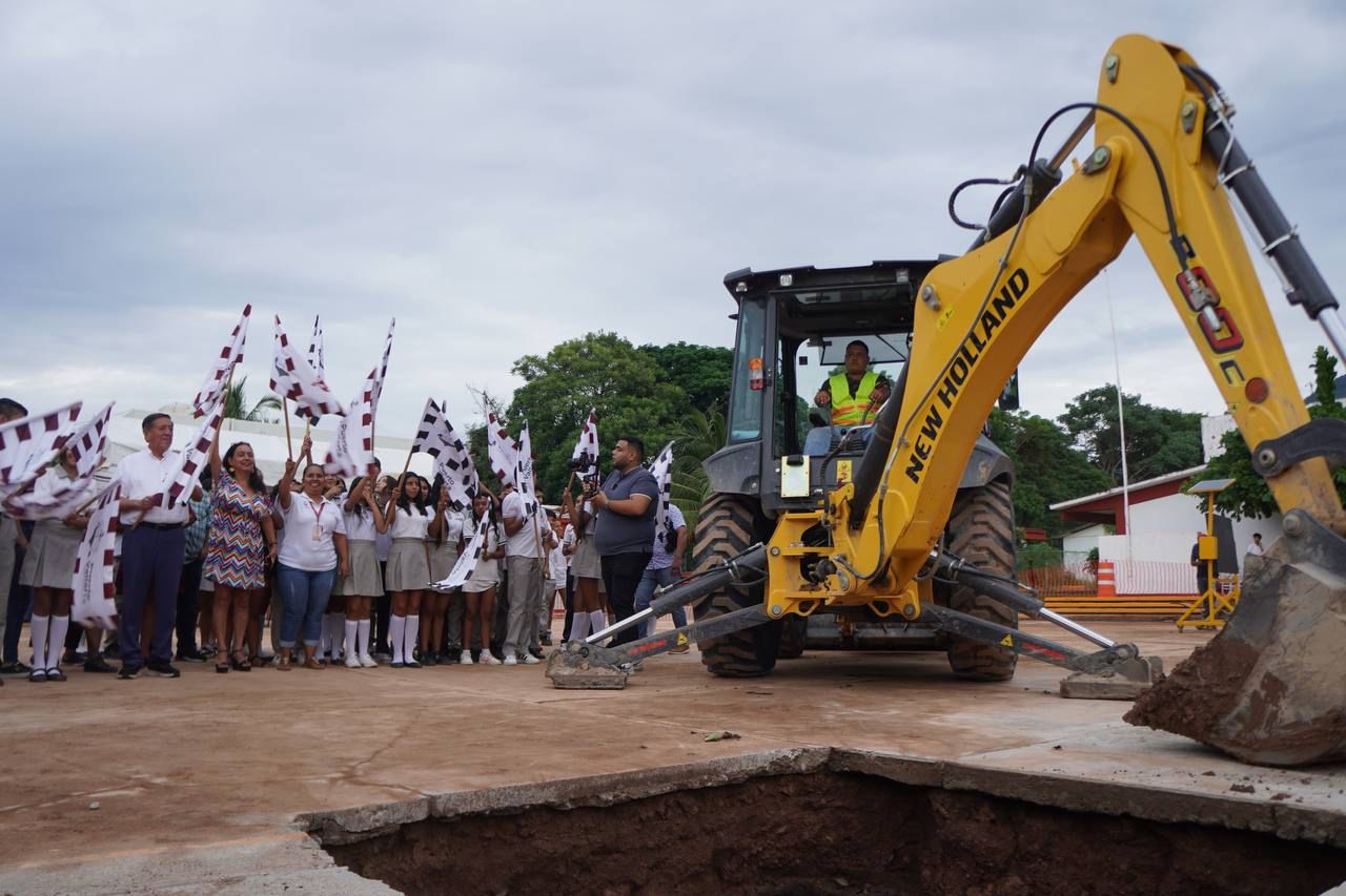 El Profe Michel sigue dignificando las escuelas de Puerto Vallarta