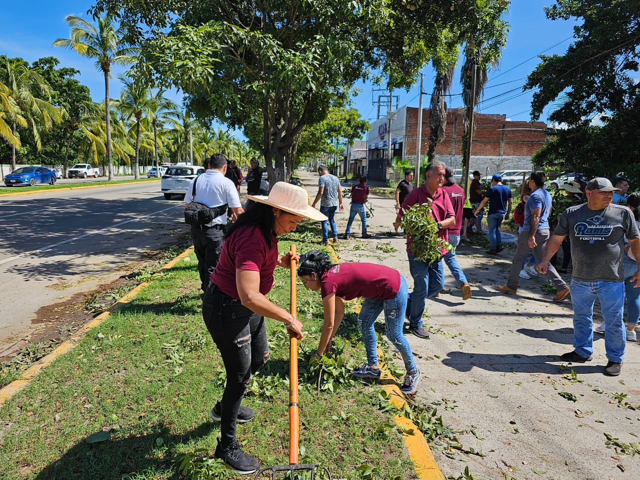 Trabajadores del Ayuntamiento se suman a la limpieza del municipio