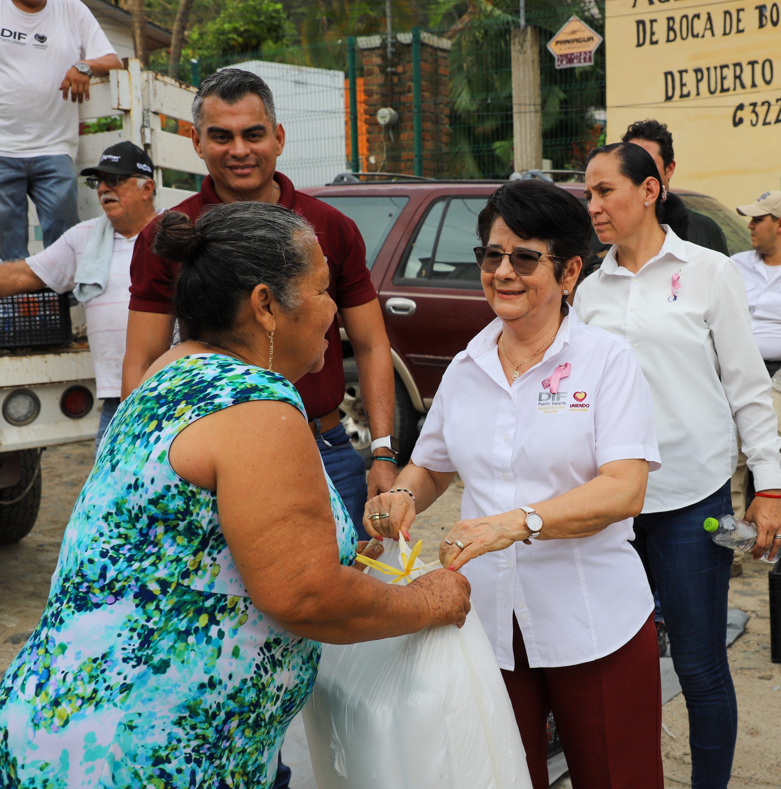 "No están solos": Presidenta del DIF a damnificados de Boca de Tomatlán