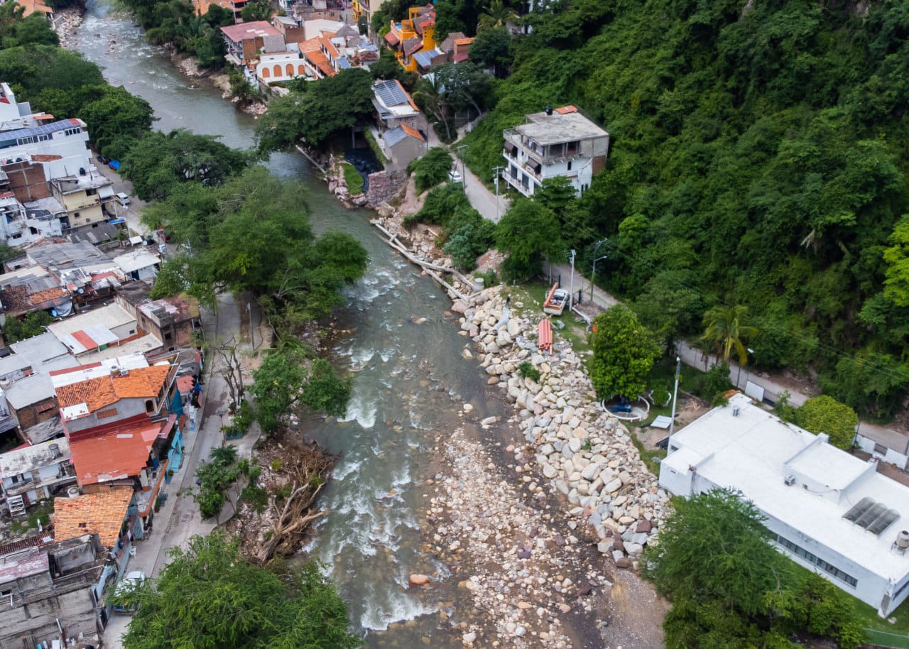 Atiende SEAPAL ruptura de línea sanitaria en ribera del Río Cuale