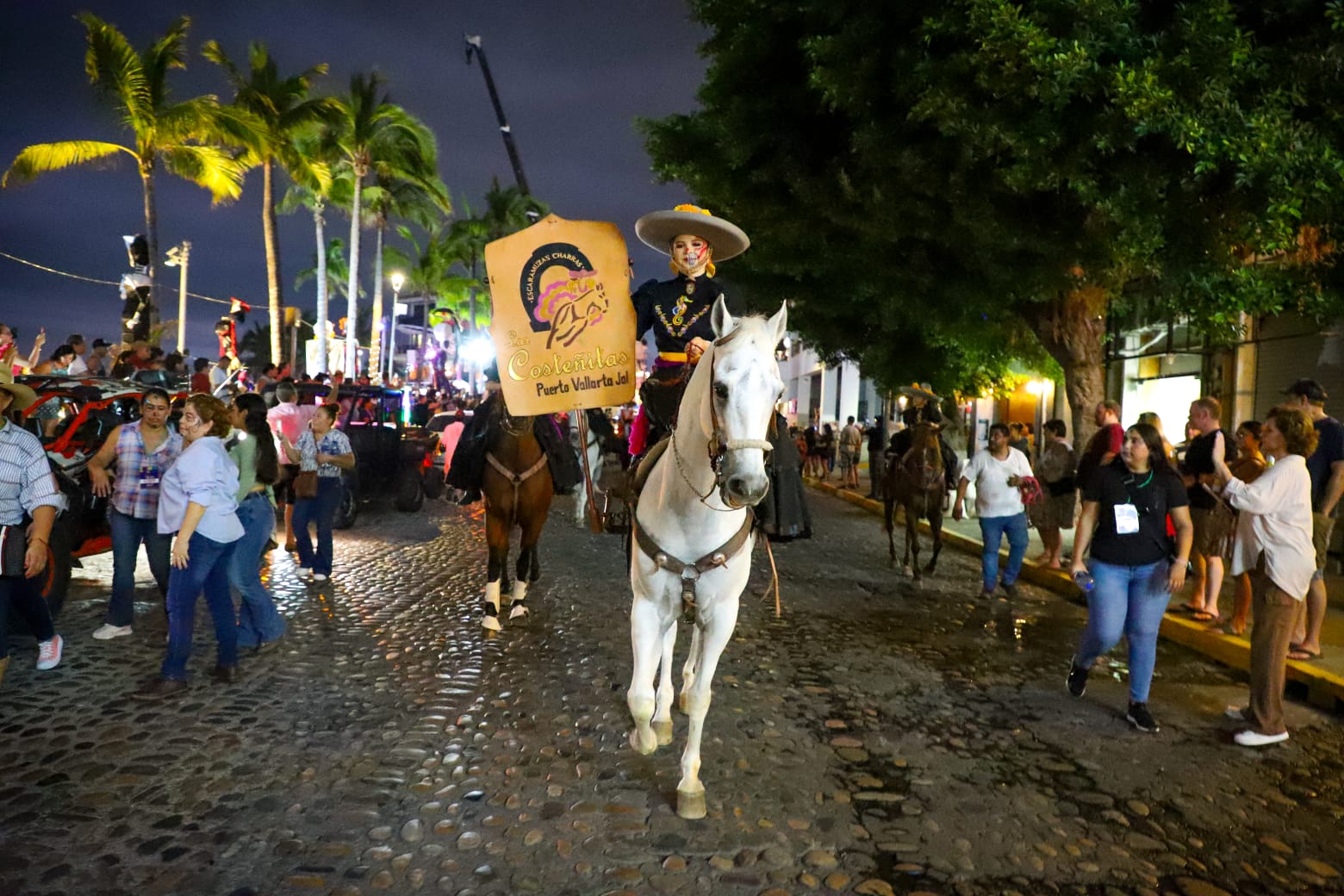 Miles disfrutaron de la Maleconeada de Charros y la Verbena del Cuale