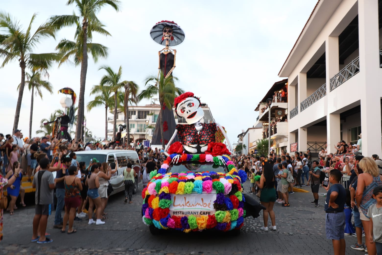 Miles disfrutan el desfile Festival del Día de Muertos Puerto Vallarta 2023