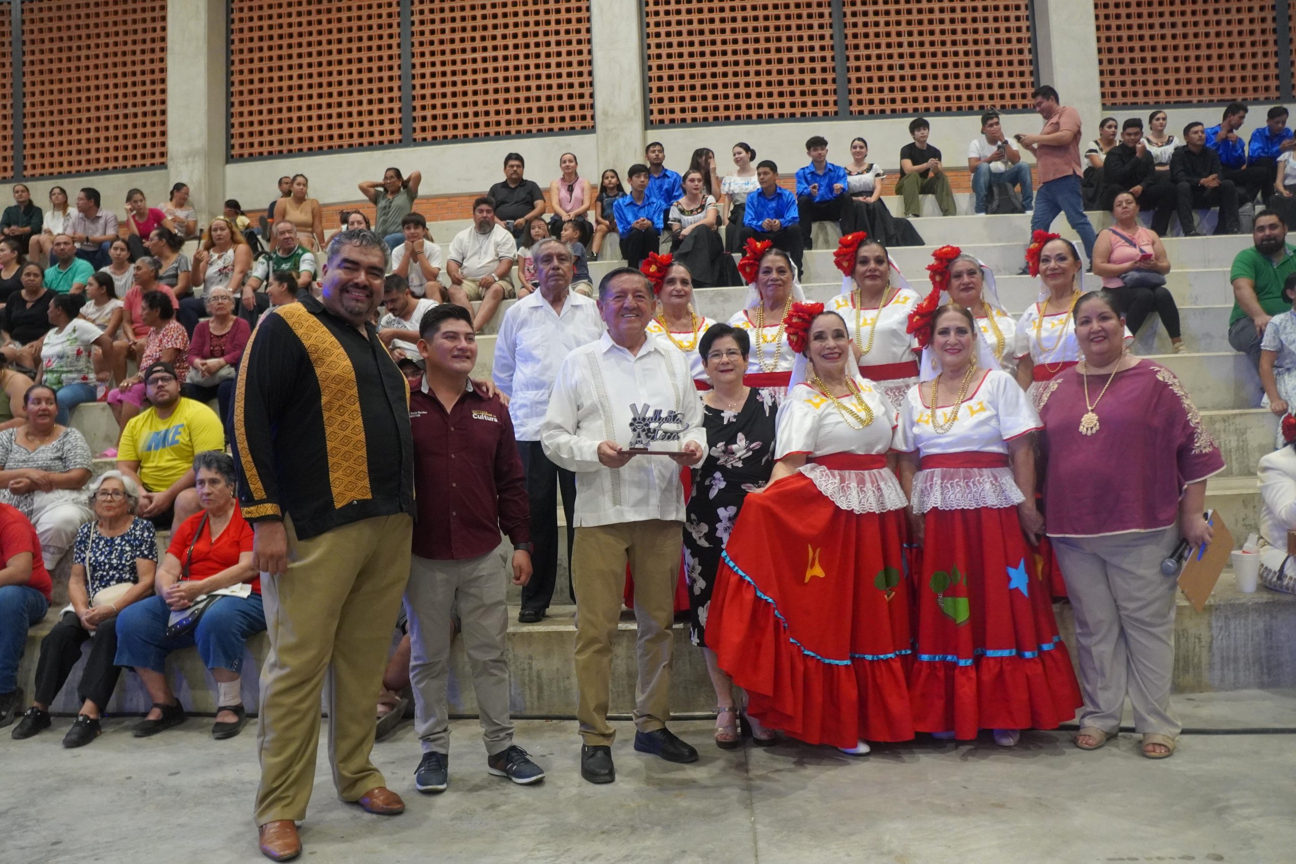 Profe Michel felicita a Vallarta Azteca por su 20 aniversario