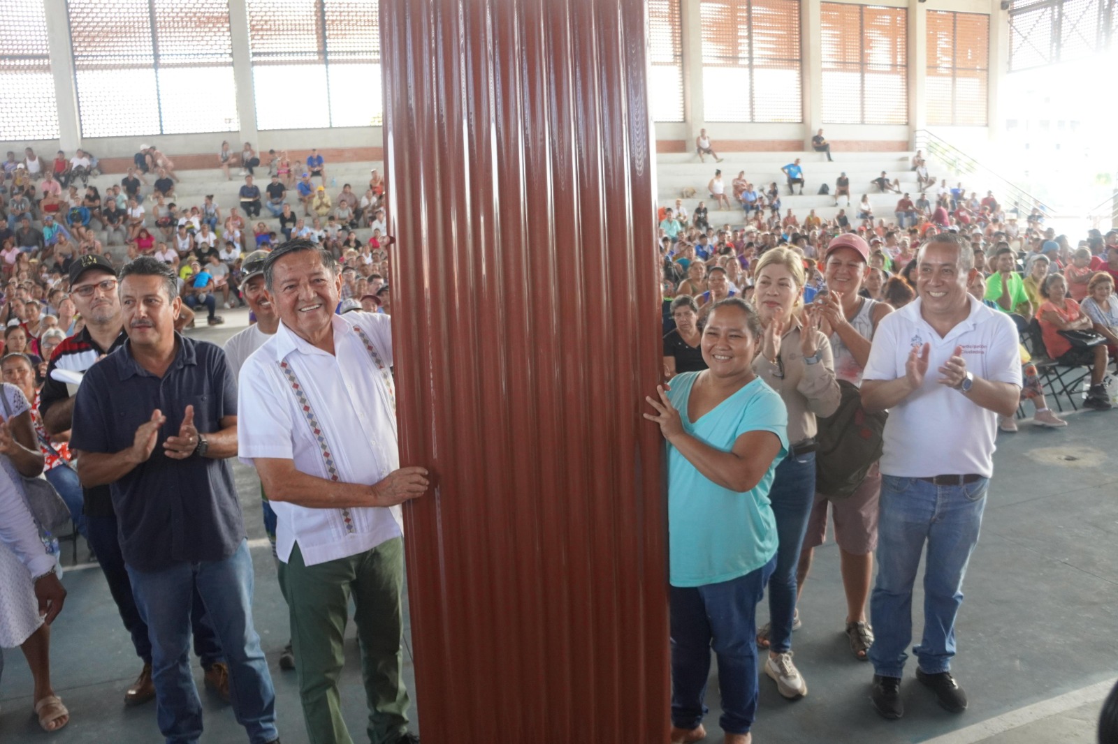 Entrega Profe Michel láminas a 800 familias afectadas por “Lidia”