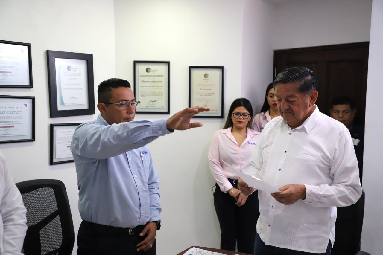 Toma protesta el Profe Michel a nuevo director de SEAPAL Vallarta