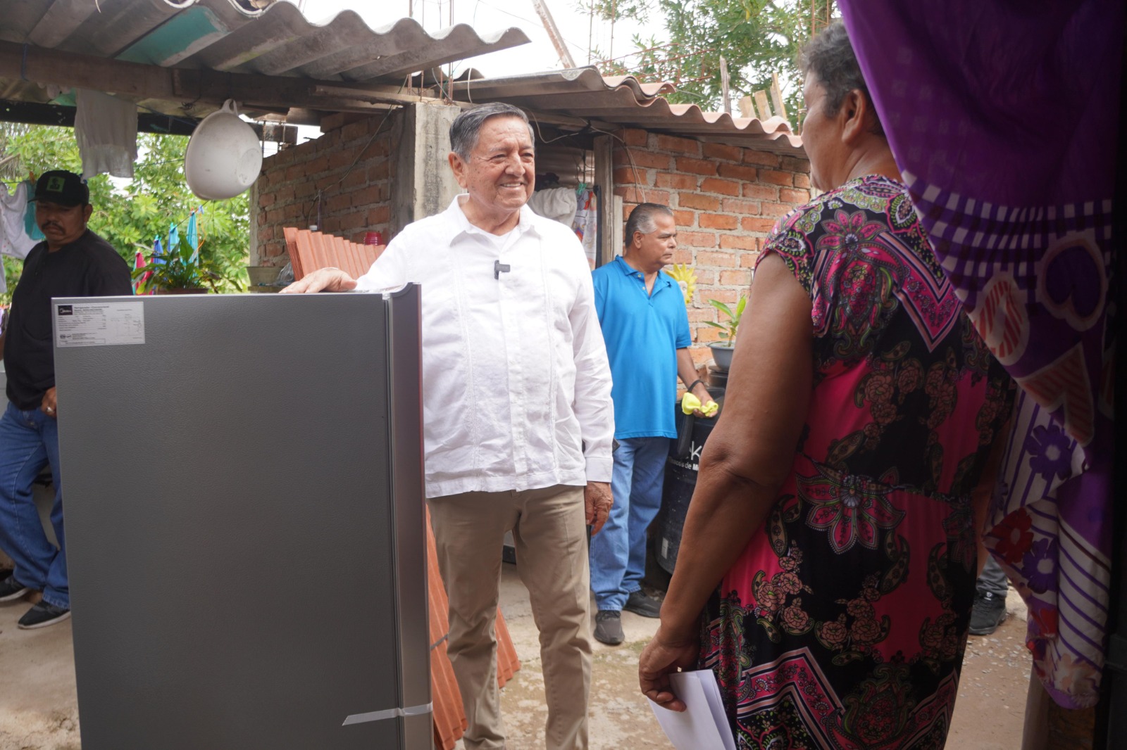 Profe Michel sigue llevando apoyos a familias afectadas por “Lidia”