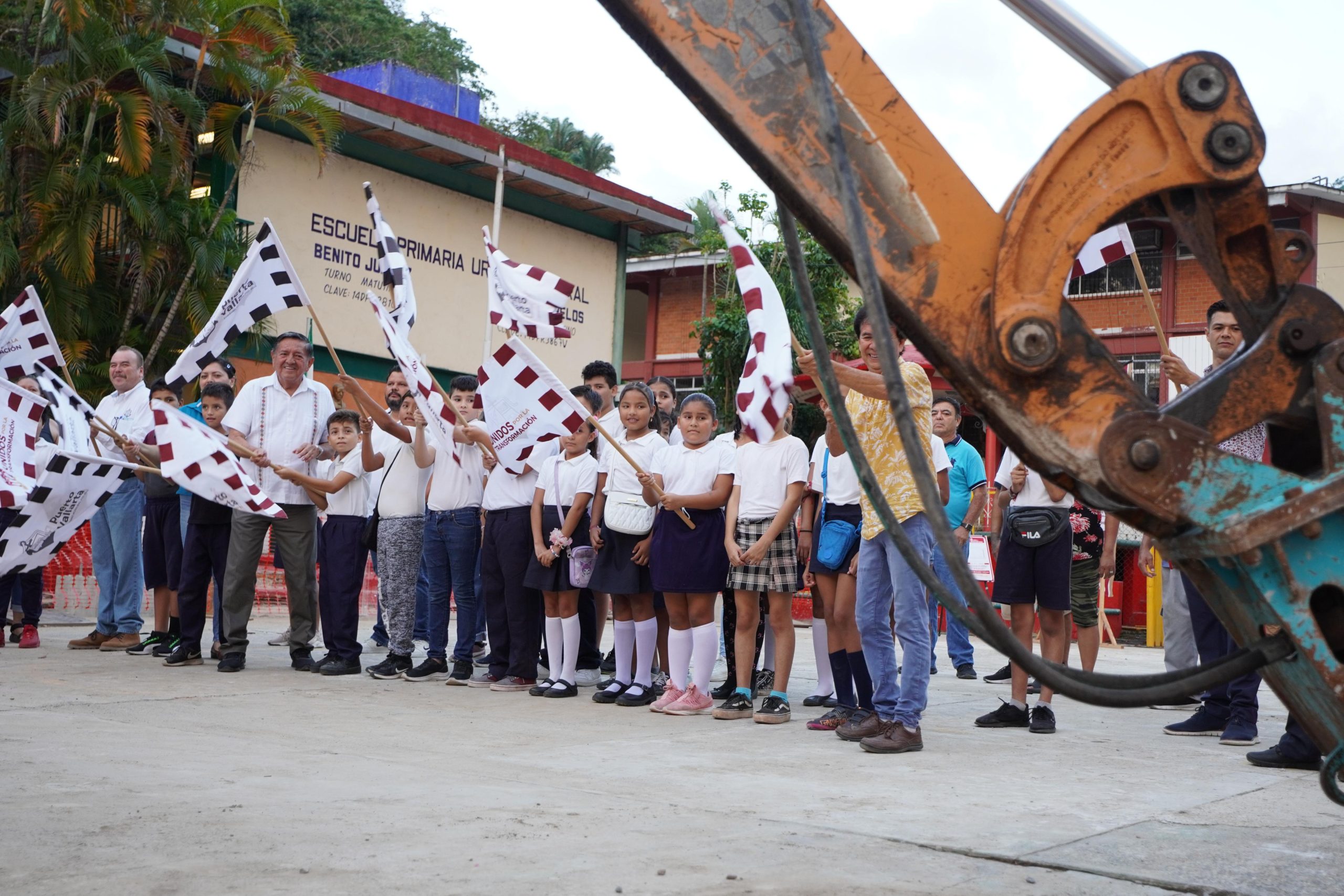 Profe Michel arranca construcción de otro domo escolar