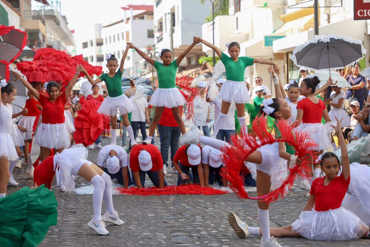 Asisten vallartenses al tradicional desfile Revolucionario