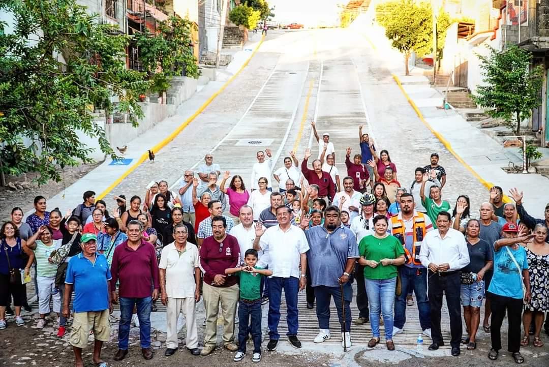 Profe Michel inaugura rehabilitación de calle Puerto Tampico