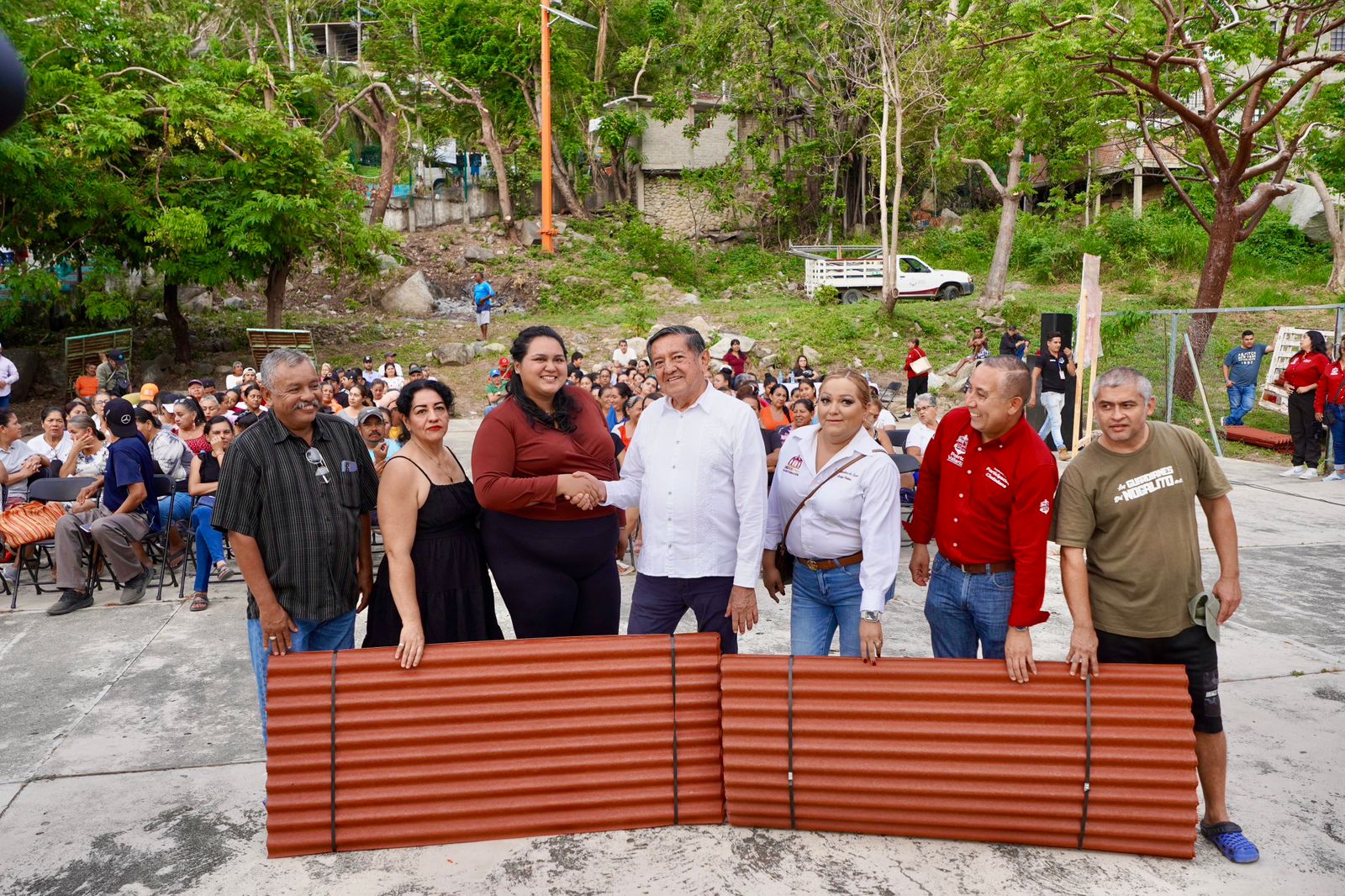 Profe Michel entregó apoyos a 177 familias de la costa sur de Puerto Vallarta