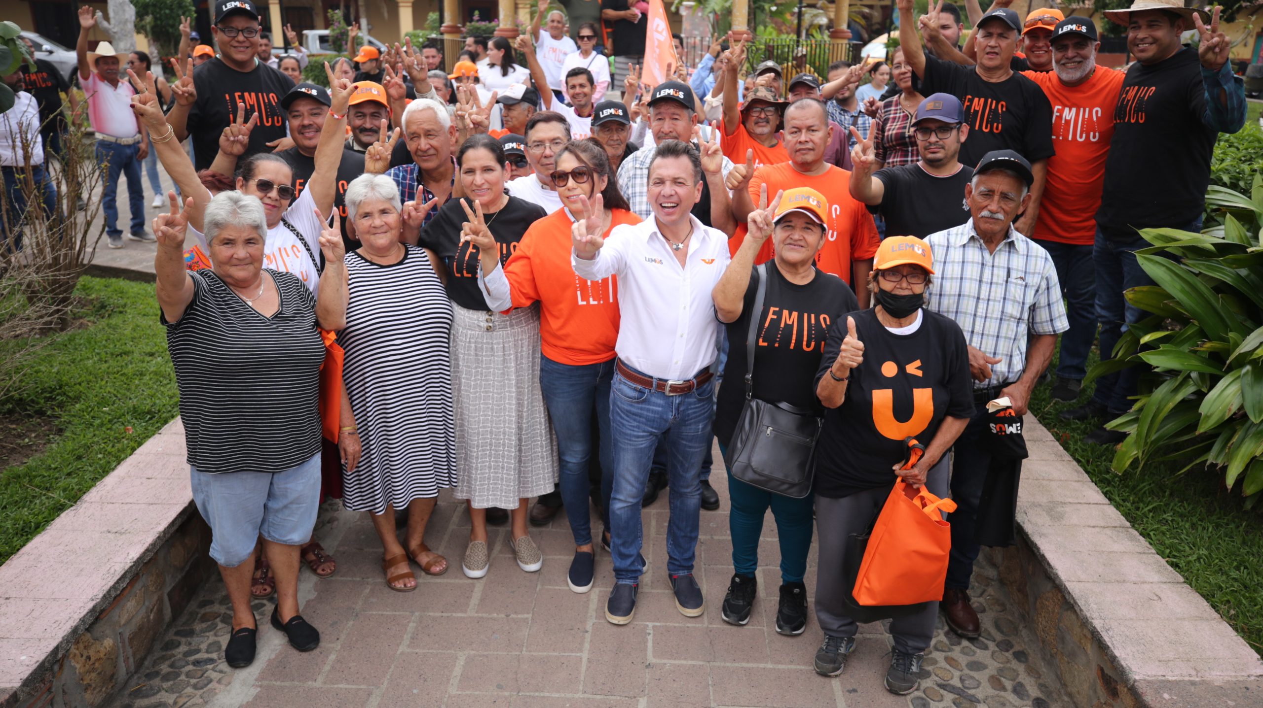 Realiza Pablo Lemus gira en la costa de Jalisco