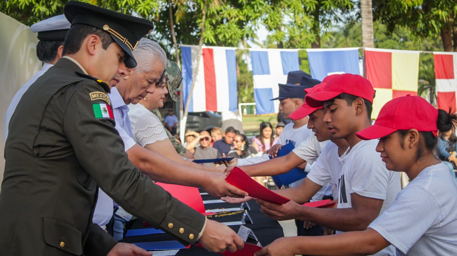 Liberan cartilla del SMN a 86 jóvenes vallartenses