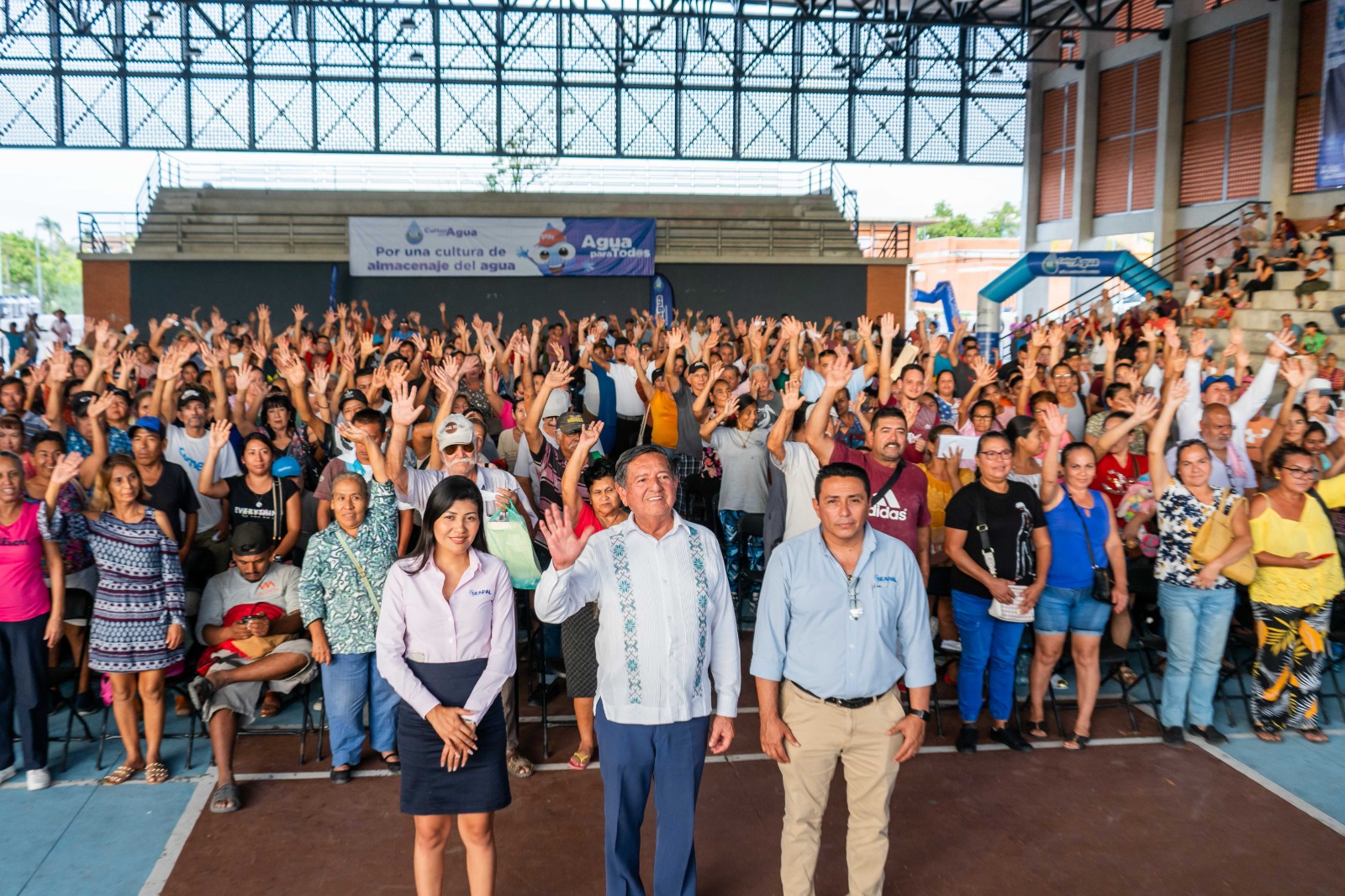 Entrega alcalde mil cien tinacos a familias de Lomas del Coapinole y Loma Bonita