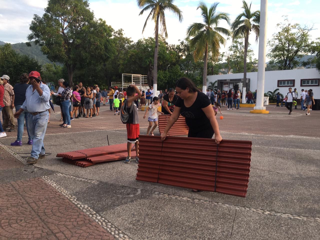 Vecinos afectados por el huracán agradecen apoyos