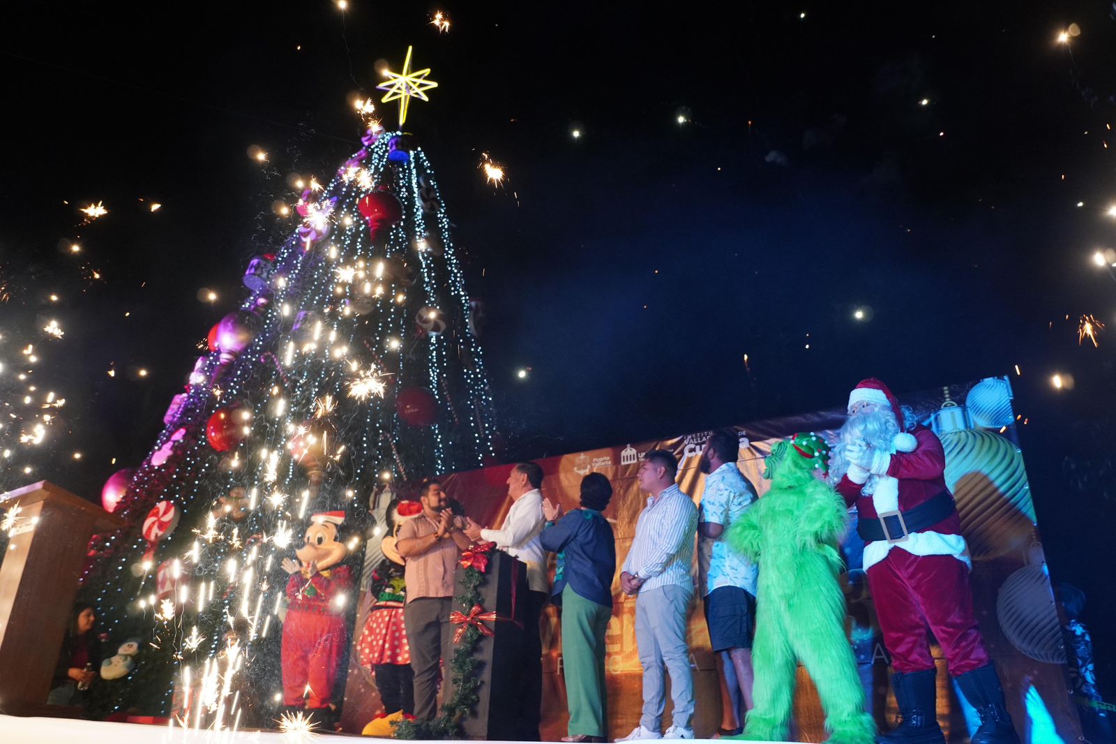 Espectacular encendido del árbol navideño en el malecón de la ciudad