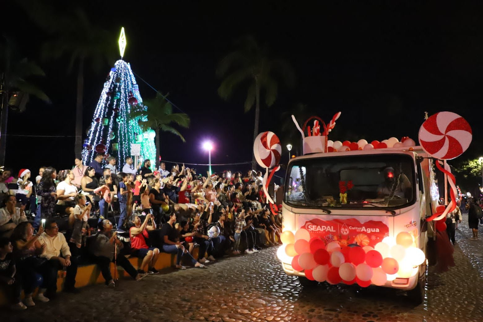 Disfrutan familias el primer Desfile Navideño de Puerto Vallarta