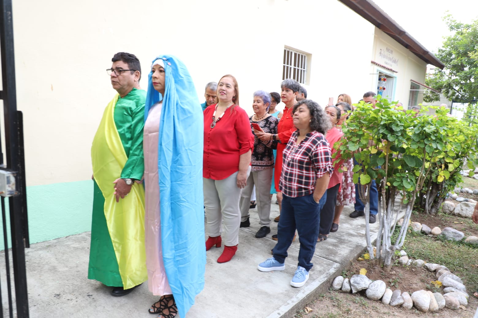 Comparten autoridades tradiciones navideñas con maestros jubilados