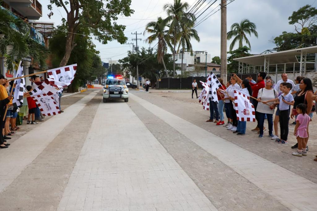 Celebran vecinos la rehabilitación de la calle Ecuador