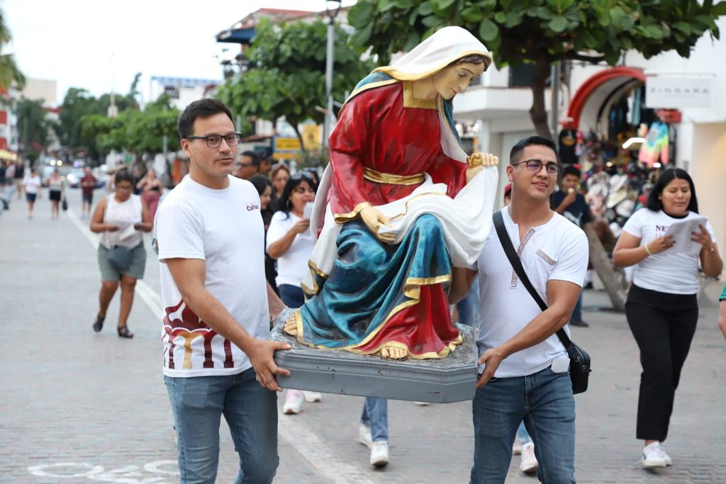 Vallartenses y turistas celebran la Nochebuena en el Malecón