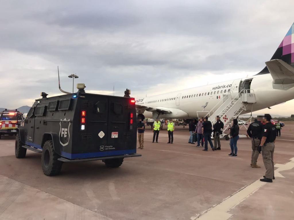 CON FUERTE OPERATIVO TRASLADAN A JALISCO A PROBABLE RESPONSABLE DE LA DESAPARICIÓN DE TRES POLICÍAS; FUE CAPTURADO EN SINALOA