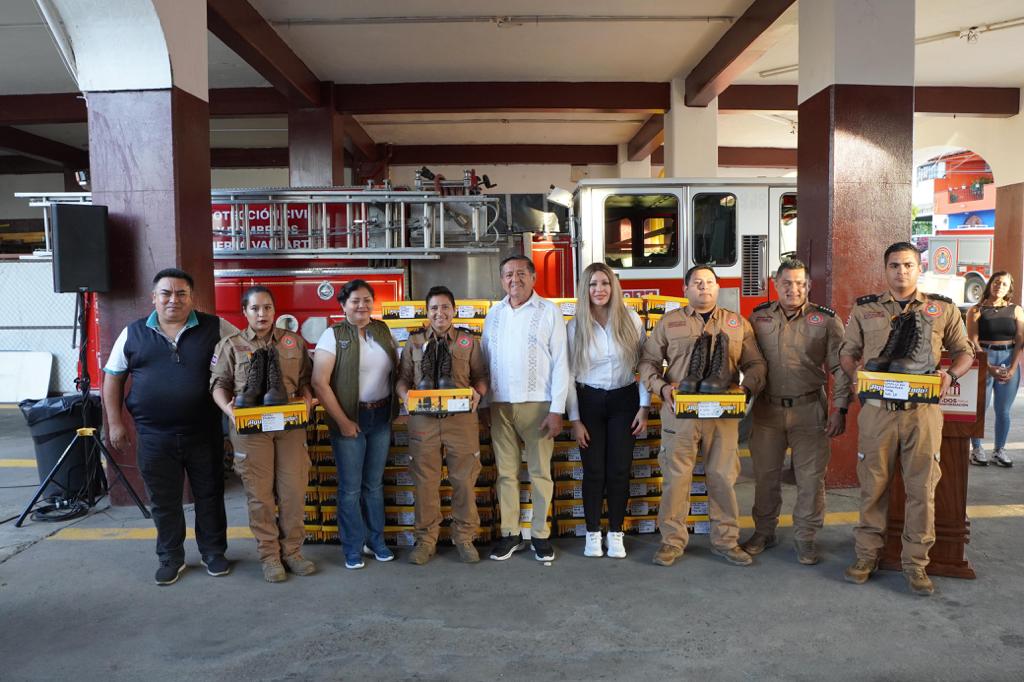 Dotan de botas especiales a elementos de PC y Bomberos