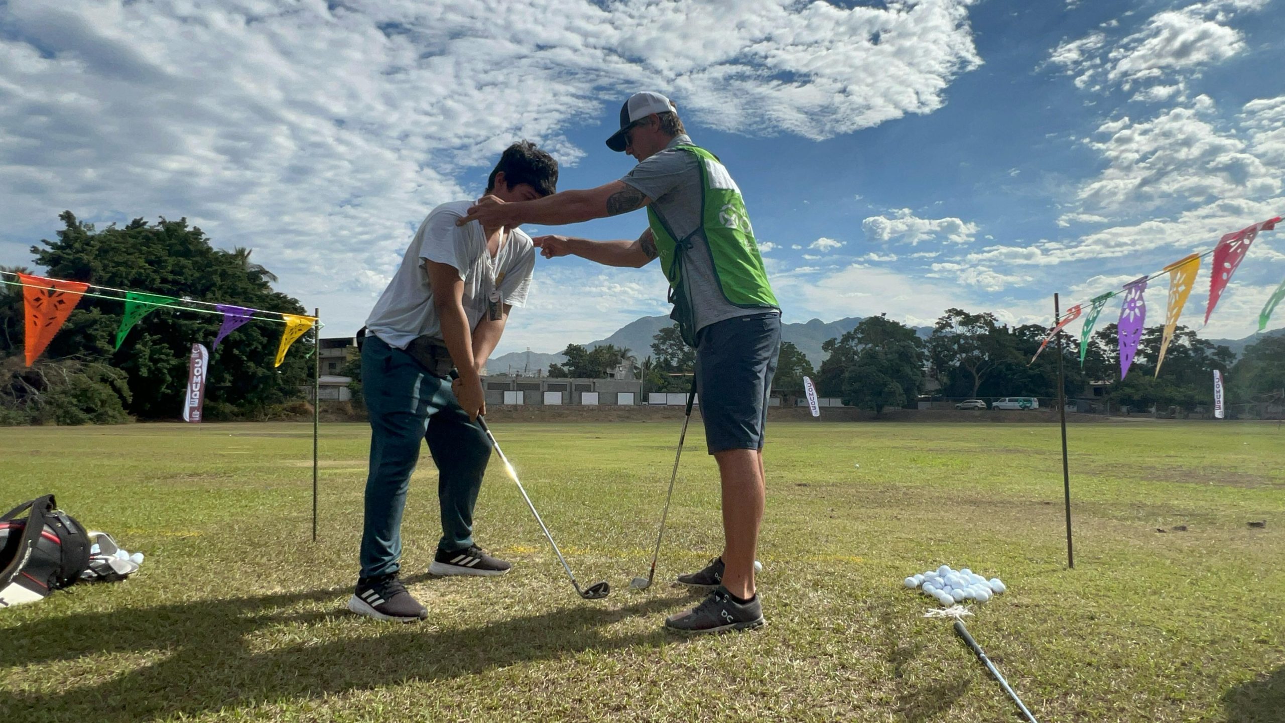 Imparten clínica de golf a juventud vallartense en instalaciones del COMUDE