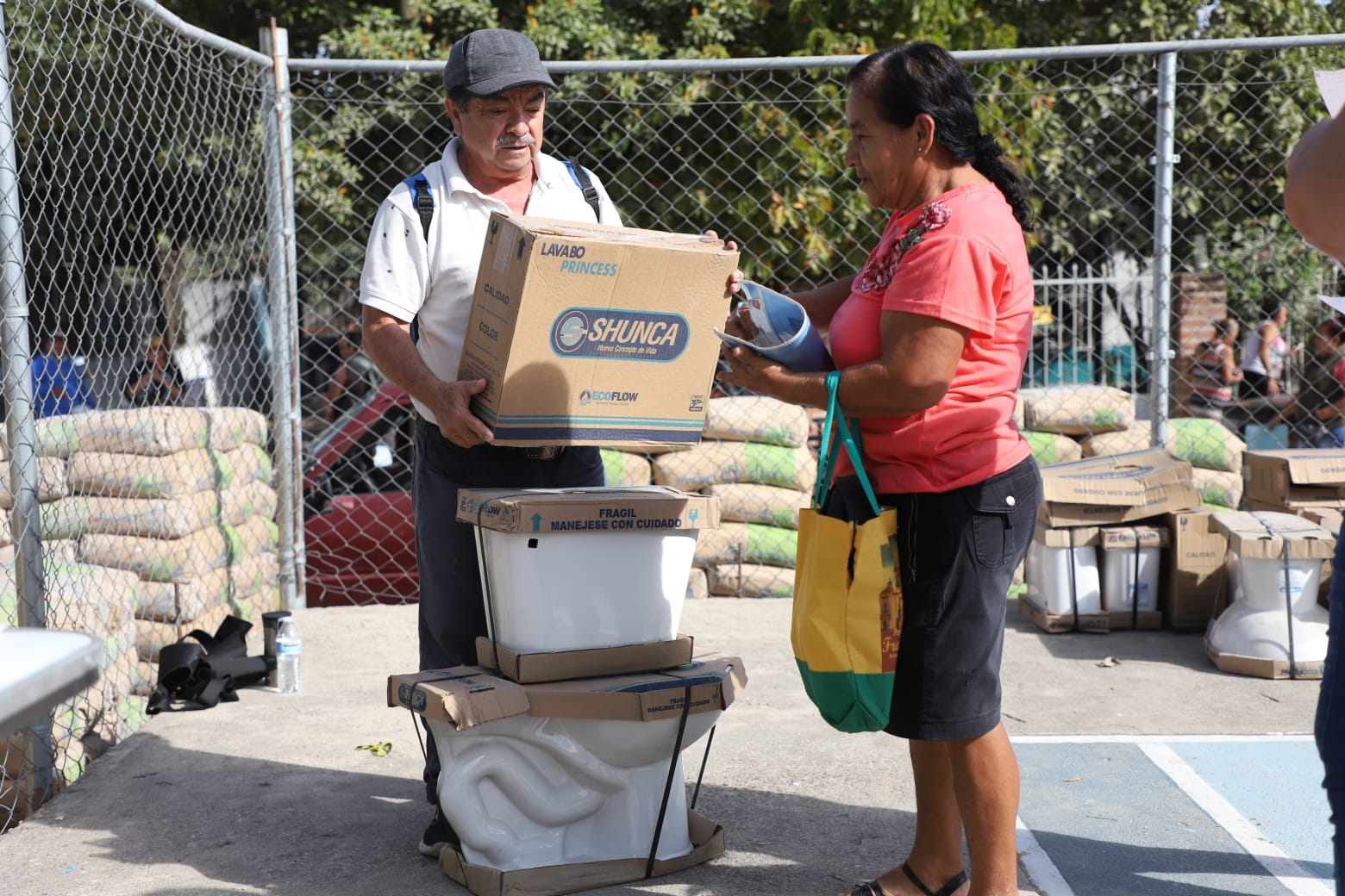 Entregan materiales a 332 familias de la zona rural del municipio