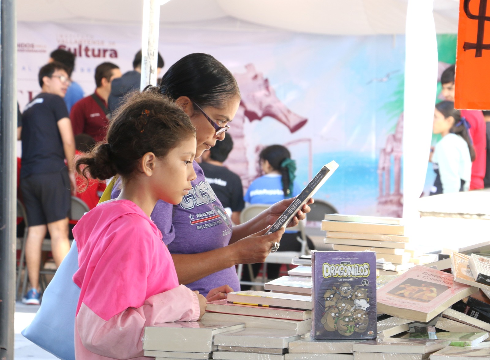 La plaza principal de la ciudad se llena de libros y lectura