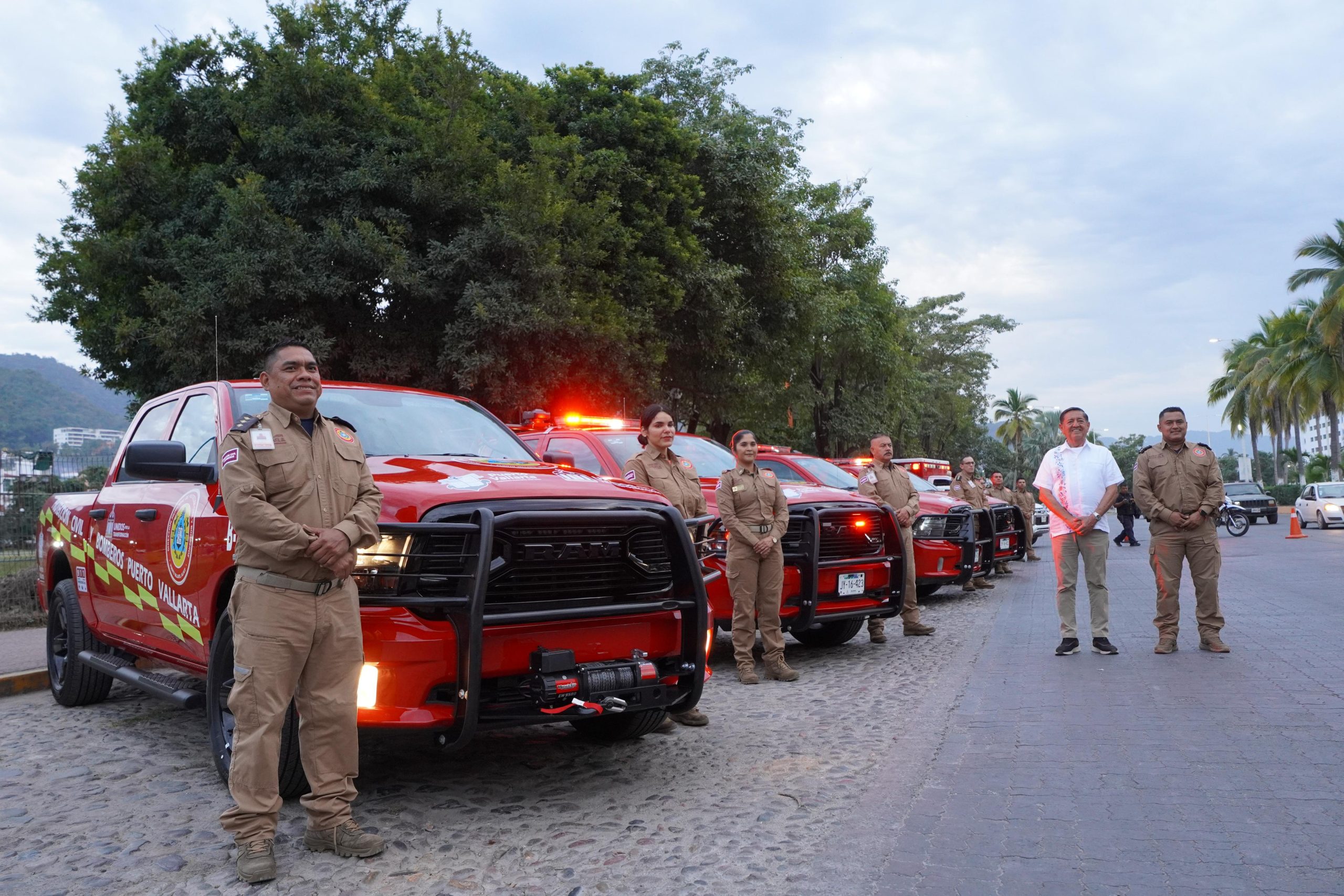 Entregan cinco camionetas equipadas a PC y Bomberos