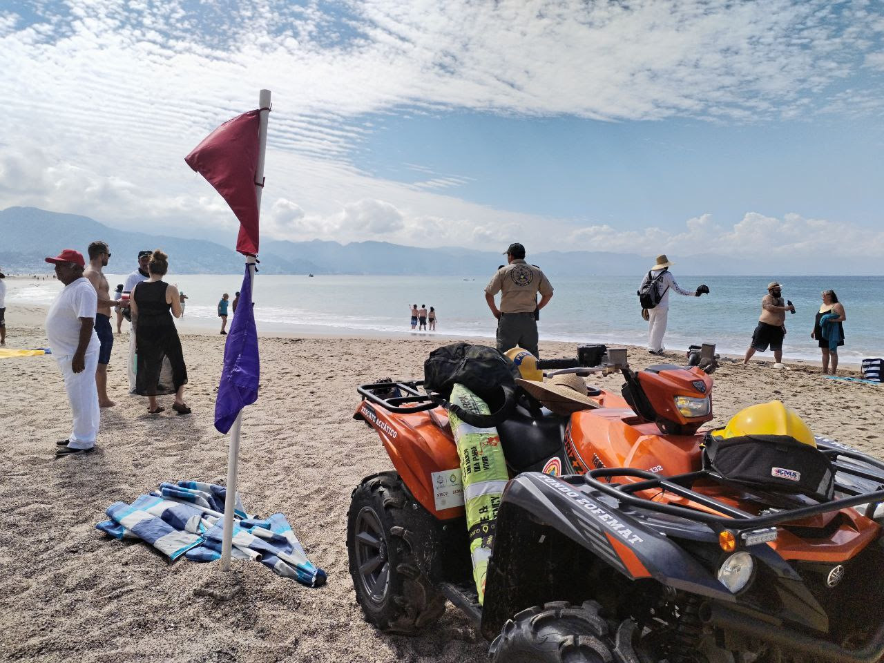 Protección Civil del Estado emite bandera roja y morada en dos playas de Puerto Vallarta