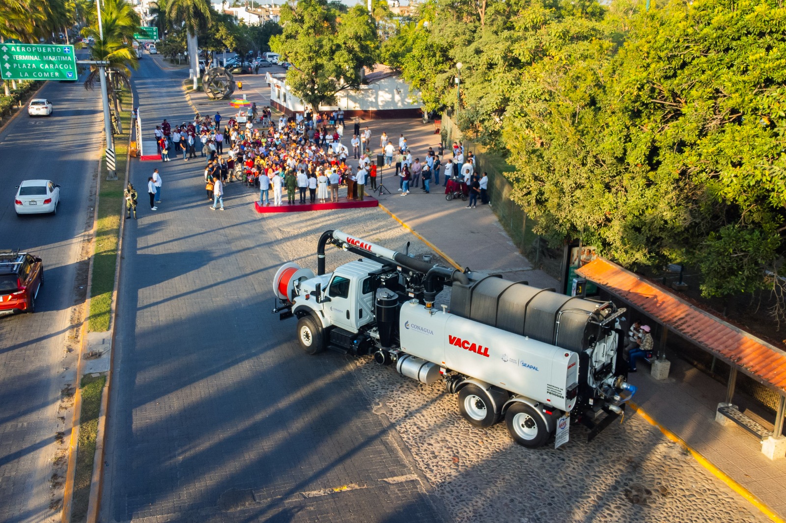 Entregan camión equipado para el desazolve de redes sanitarias