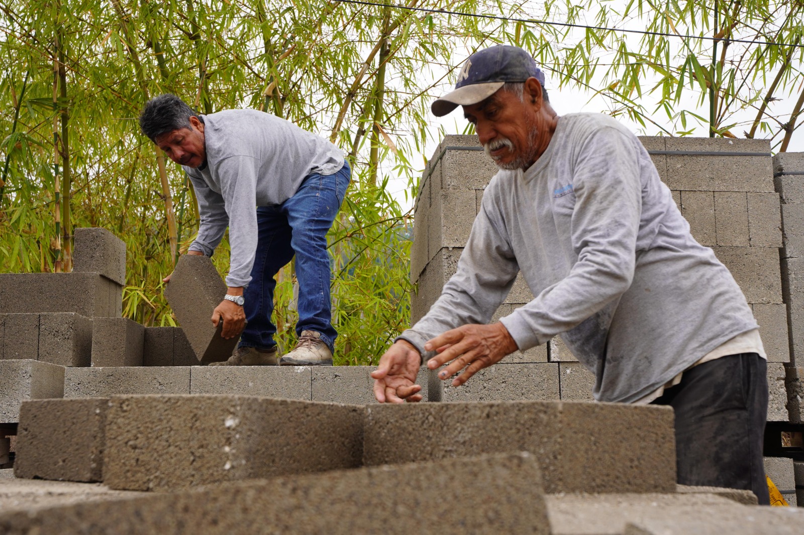 Entregan materiales para mejorar su vivienda a 377 familias