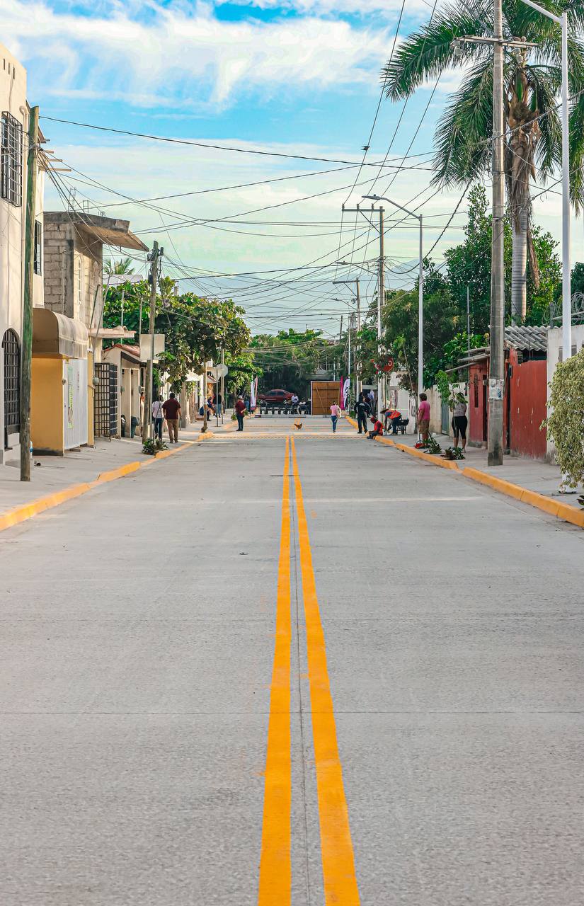 Más de 5 millones de pesos fueron invertidos en la colocación de concreto hidráulico, banquetas, drenaje sanitario y luminarias