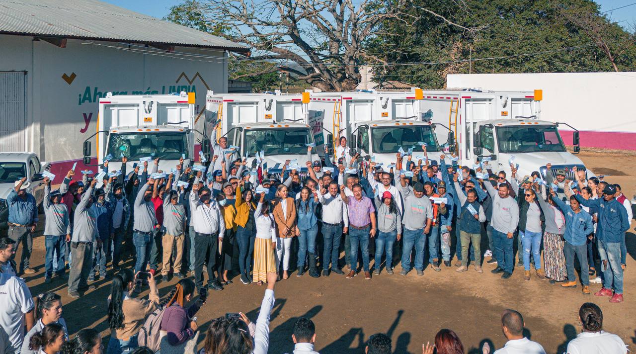 Entrega la alcaldesa Mirtha Villalvazo camiones nuevos para la recolección de basura a Servicios Públicos de Bahía de Banderas