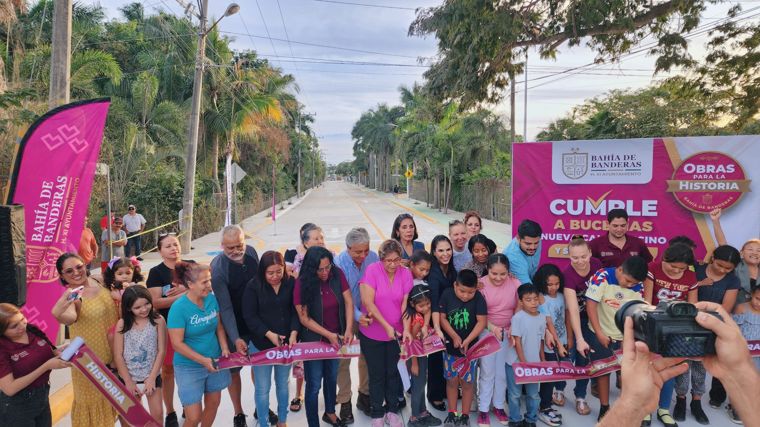 Entrega la alcaldesa de Bahía de Banderas, Mirtha Villalvazo, la nueva calle Encino de Bucerías