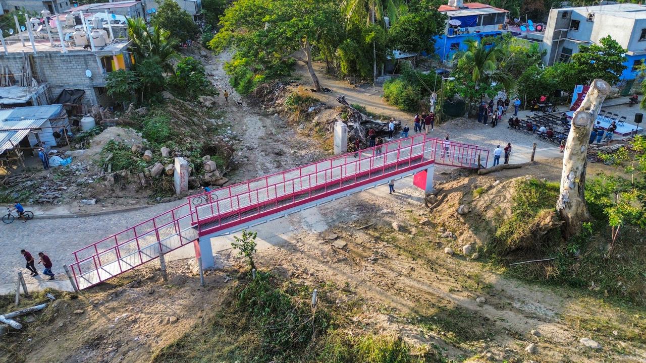 Entrega puente peatonal la alcaldesa Mirtha Villalvazo en Higuera Blanca