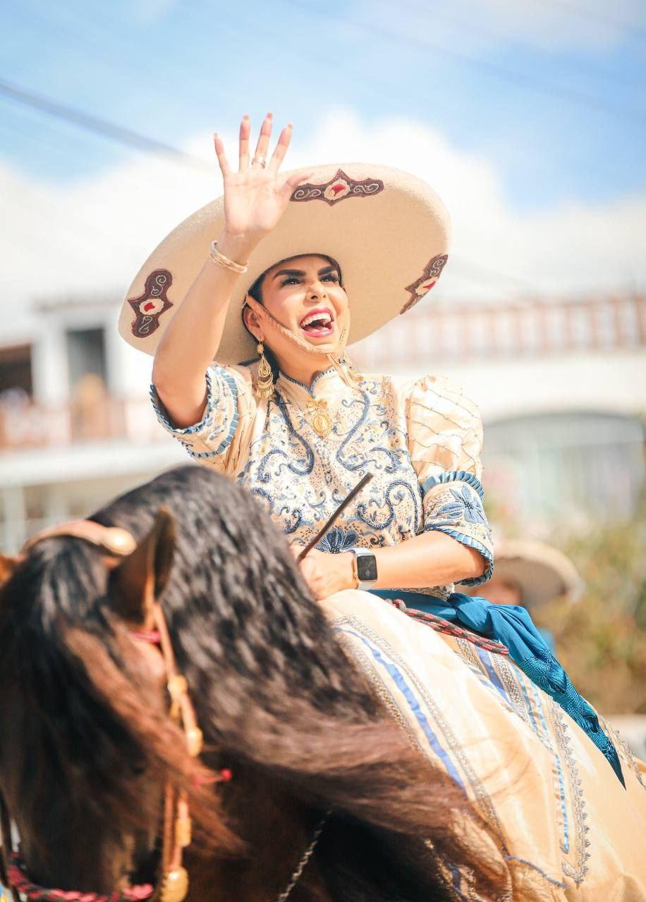 Reforzando las tradiciones, la alcaldesa Mirtha Villalvazo participa en las fiestas patronales de Bucerías