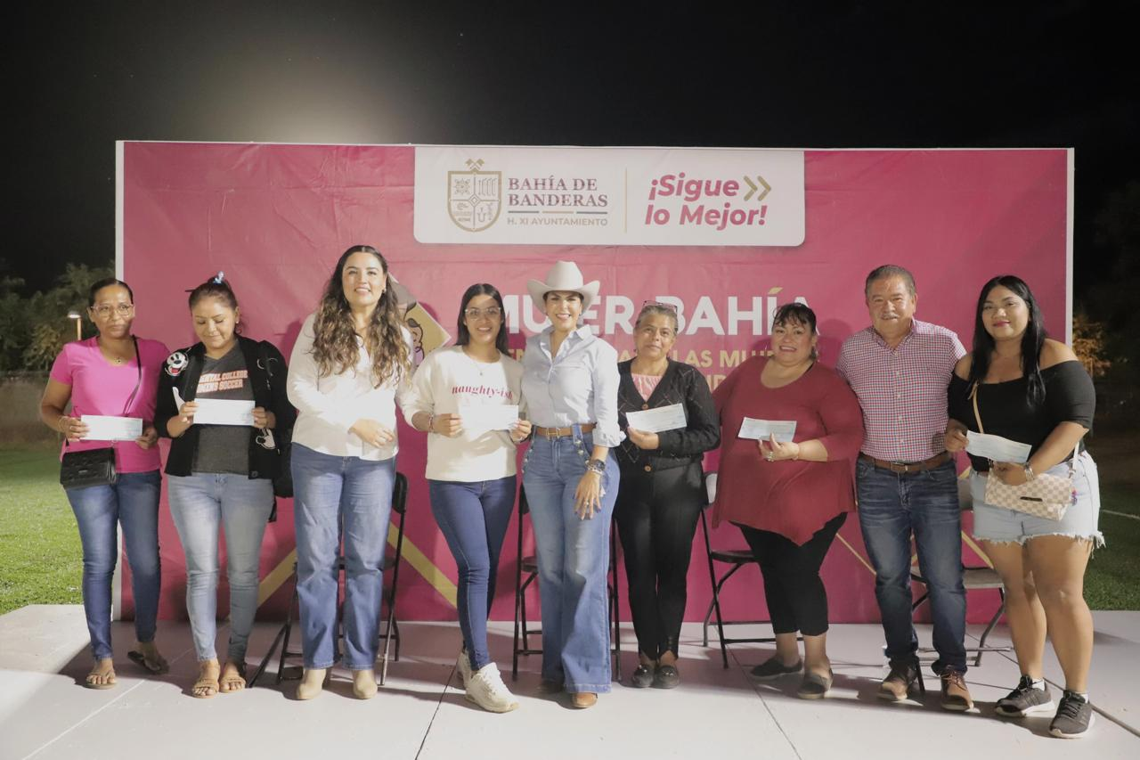 Entrega la alcaldesa Mirtha Villalvazo cheques del programa «Bienestar para las Mujeres de Bahía de Banderas» en Bucerías