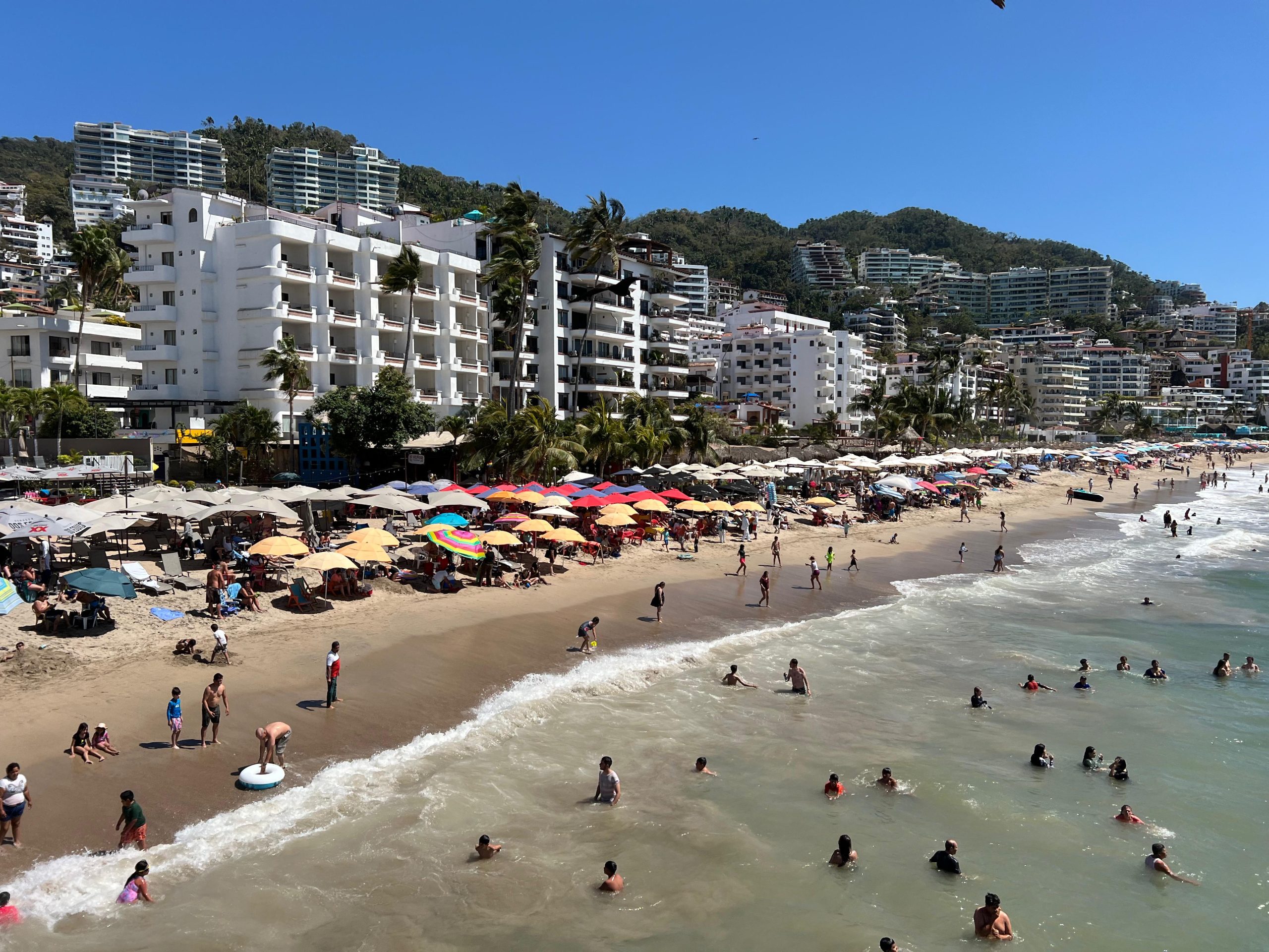 Vacacionistas disfrutan de las playas y atractivos de Puerto Vallarta